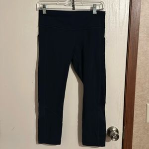Lululemon Navy Blue Crop Leggings with side Pockets. Size 6.